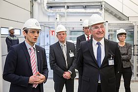 From right to left: Gabriele Sadowski (TU Dortmund), NRW-Minister Andreas Pinkwart, Martin Goch (HHU Düsseldorf), Jörg Breitkreutz (HHU Düsseldorf), Armin Schweiger (INVITE)